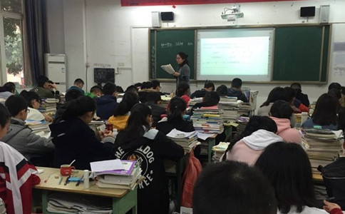 公務(wù)員和教師的收入差距有多大？看完你會(huì)報(bào)哪個(gè)