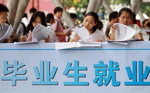 公務(wù)員考試偏向應(yīng)畢業(yè)屆生？往屆生想哭還早了點(diǎn)